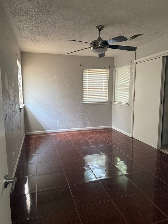 Building Photo - 310 Walnut St Rental