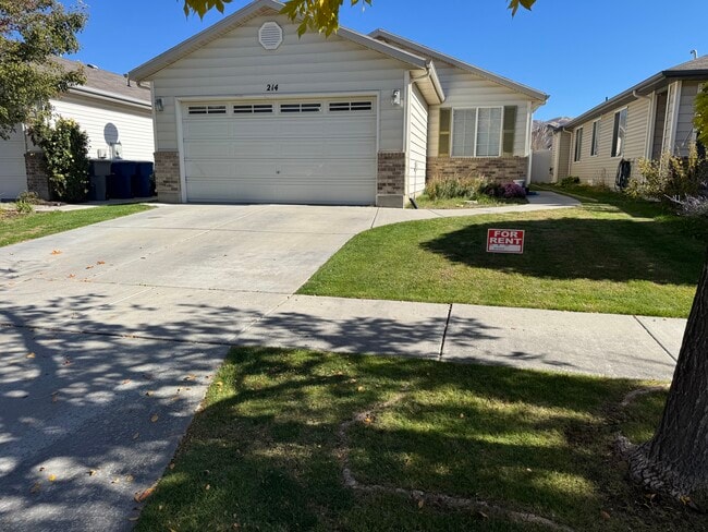 Building Photo - 214 Foxboro Dr W