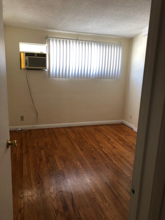 Photo - 6135-6145 Woodman Ave Unit H