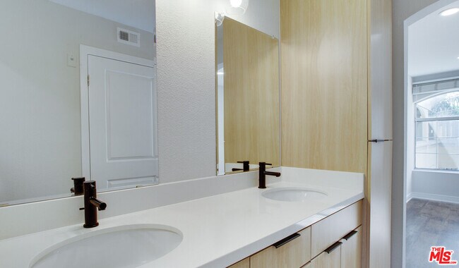 Photo - 7660 Beverly Blvd Unidad 169