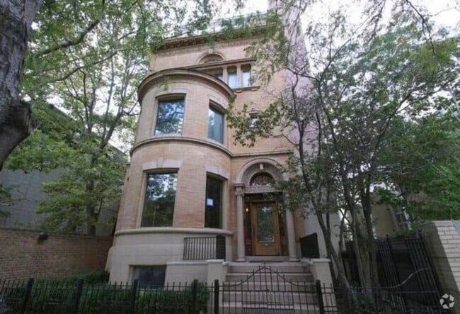 Building Photo - 1352 N La Salle Dr Unit GDN Rental