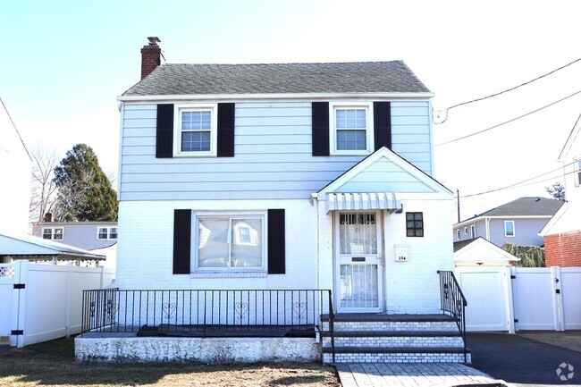 Building Photo - New to Market House Rental