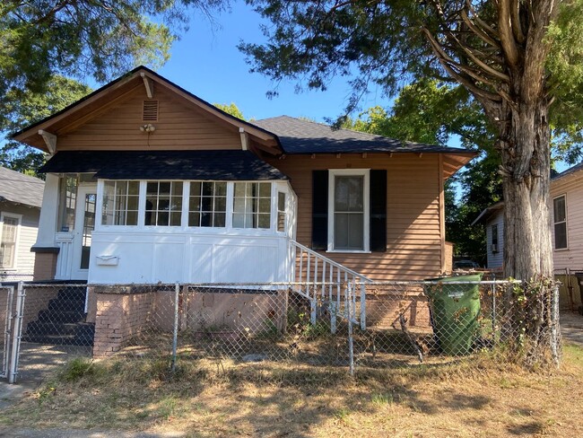 **ON HOLD**3 bedroom/1 bathroom (Great Loc... - **ON HOLD**3 bedroom/1 bathroom (Great Loc... House