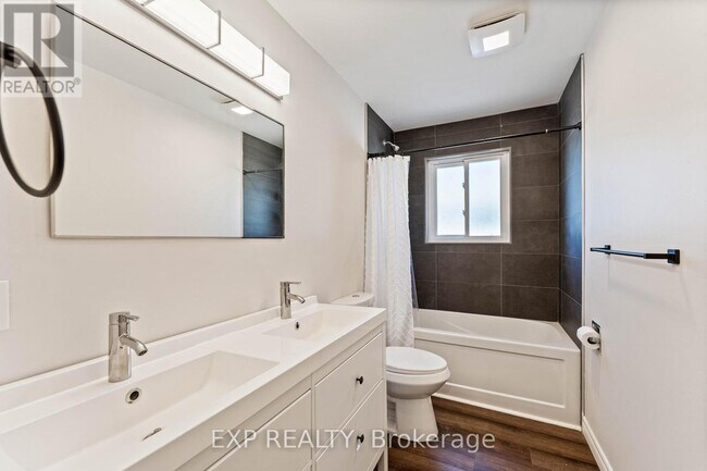 Photo - 12 KING'S COURT