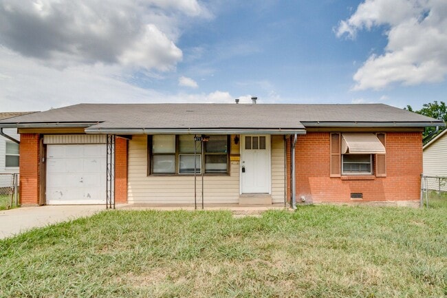Building Photo - Charming 2-Bedroom Home with Original Hard...