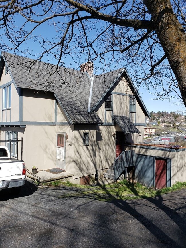 Photo - 935 NE Maple St