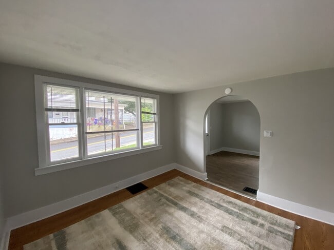 Photo - 325 Valley St