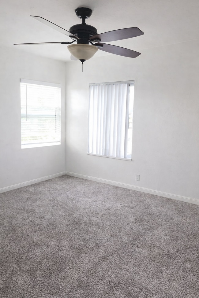 Photo - 2 Bed / 1 Bath Apartment – Prime Bay Park Location Unit #3724