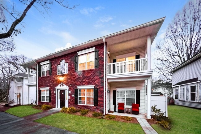 Building Photo - Available now! Lake-area living, 2 Bedroom Apartment