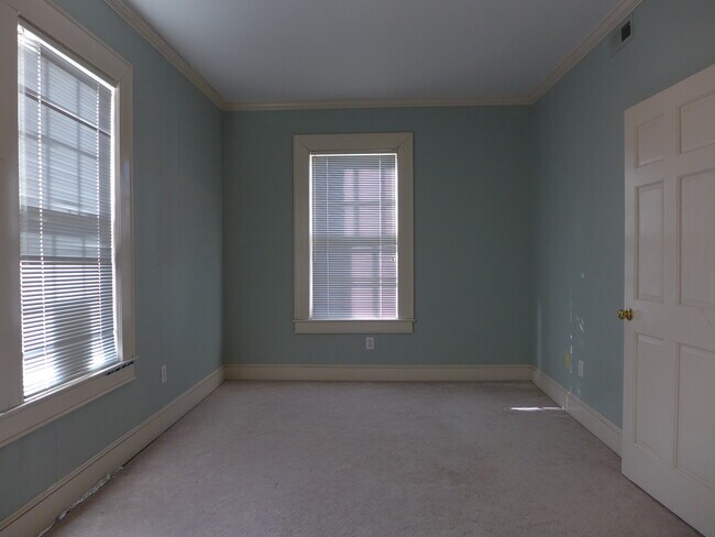 Photo - 102 S William St