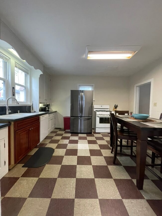 Photo - 1031 Memorial Ave Casa