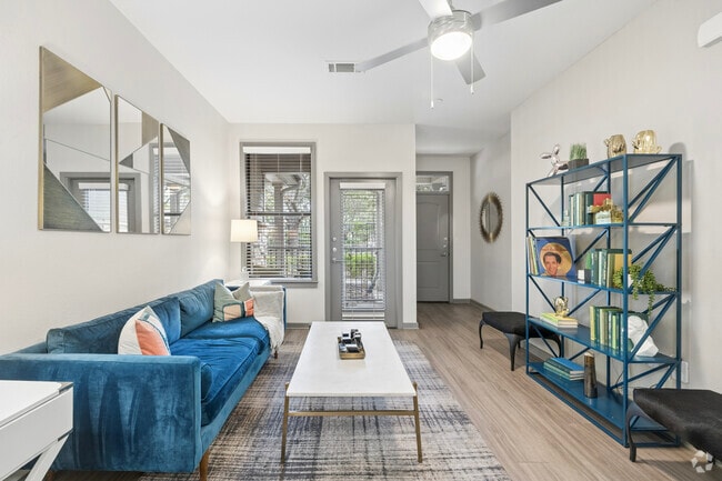 2BR, 2BA - 970SF - Living Room