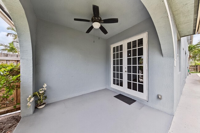 Photo - 1135 NE 3rd Ave
