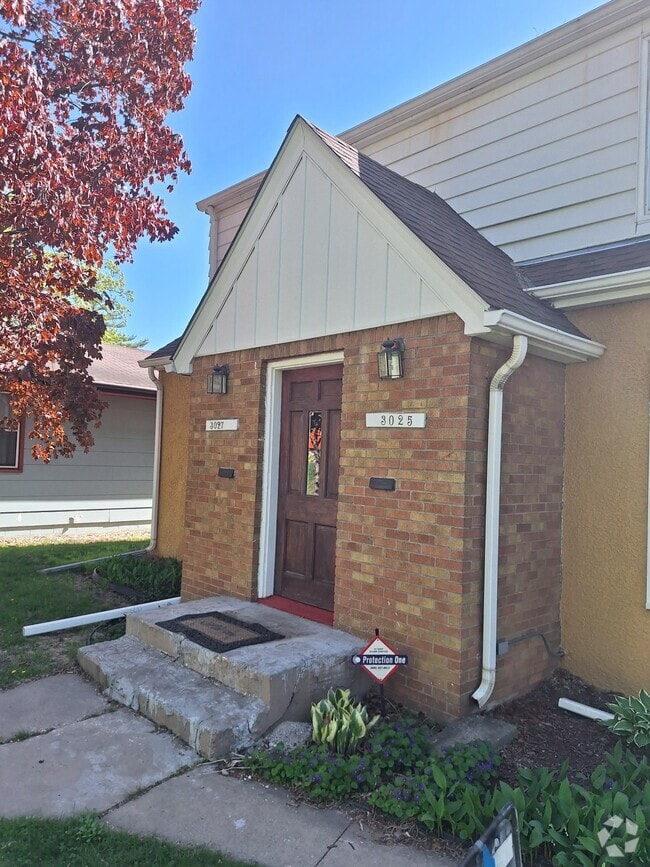 Building Photo - 3027 Buchanan St NE Unit Duplex Rental