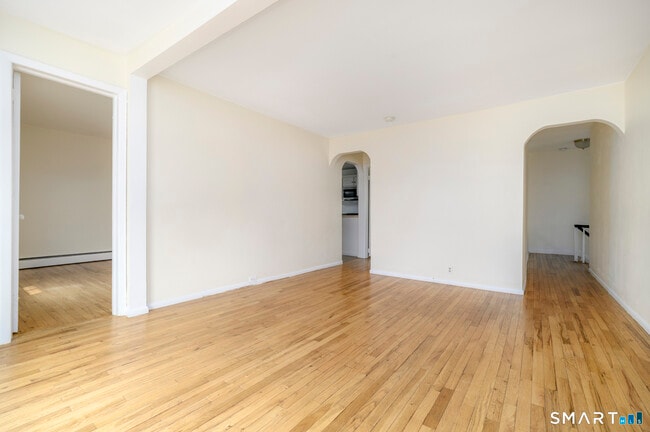 18 Elm Tree Pl Unit 2nd floor