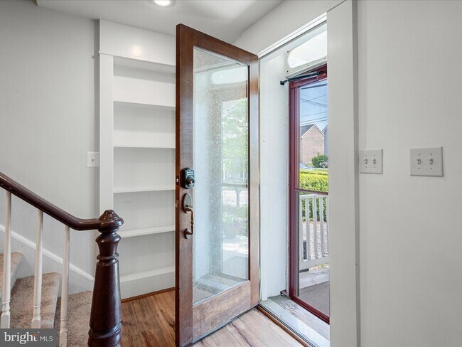 Photo - 5479 Main St