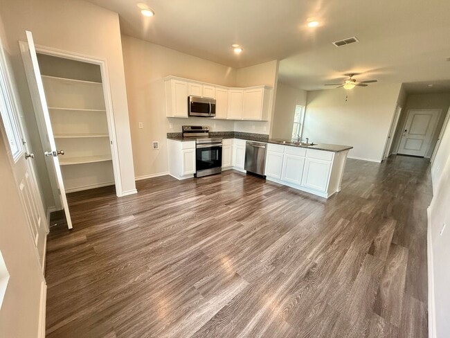 Photo - 110 S Rainbow Dr