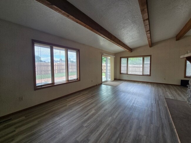 Photo - Large 5 Bed, 3 Bath House