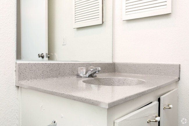 2BR, 2BA - 863SF (Bathroom)