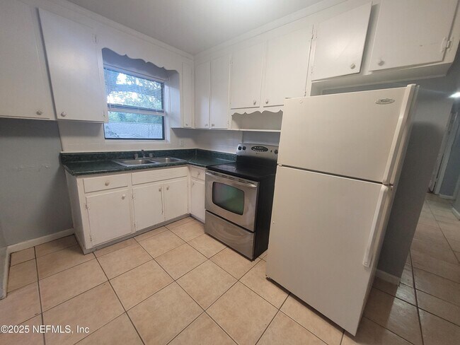 Photo - 2678 Ernest St