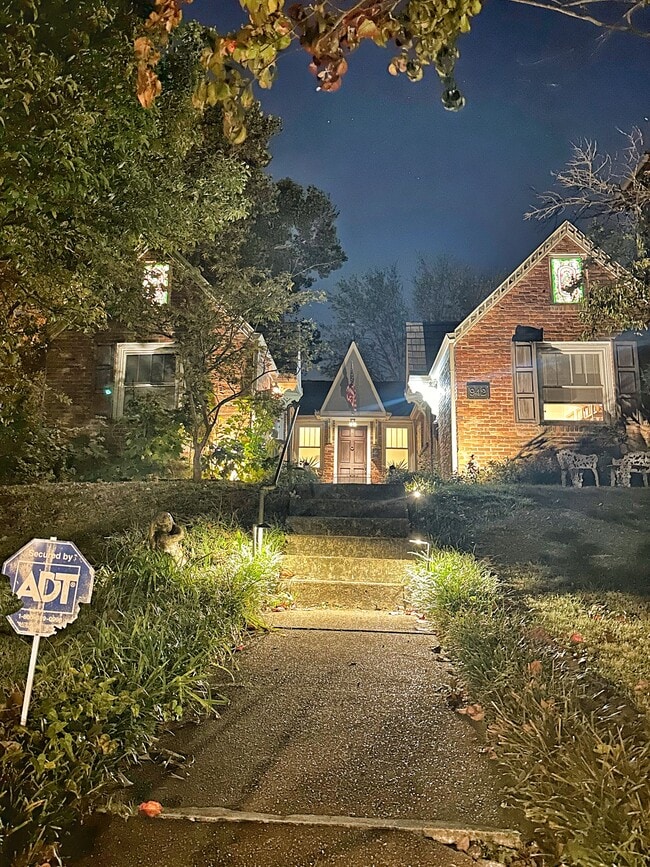 El Valentino es majestuoso por la noche y te da la bienvenida a casa con vitrales iluminados y encanto - 942 Russell St Unidad C