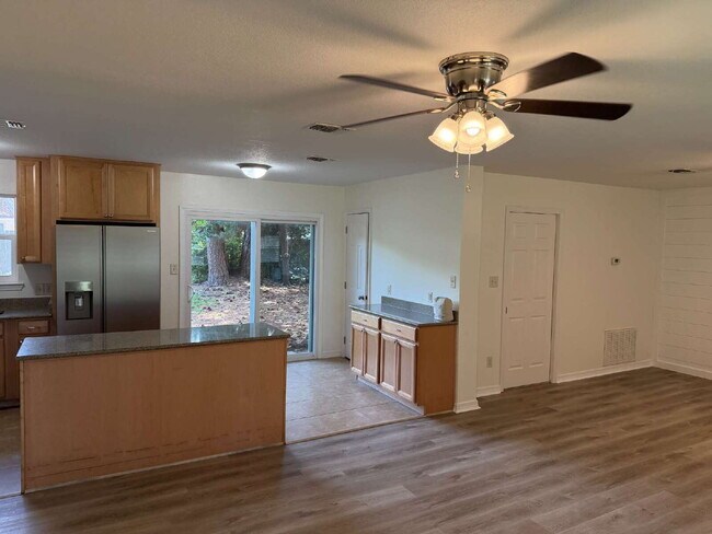 Photo - "Charming 3-Bedroom Gem with Granite Touches in Fort Walton Beach"