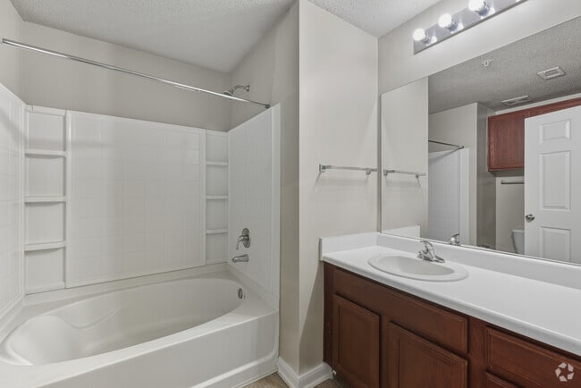 2BR, 2BA - 1,138SF - Hampton - Bathroom - Trails at City Park