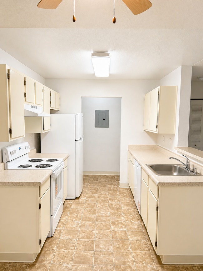 2 Bed 2 Bath - Kitchen - 1060 SF - Creekside Apartments