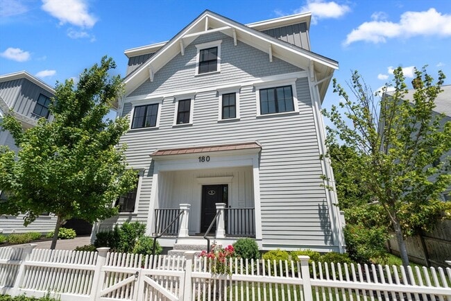 Photo - 180 Adams St
