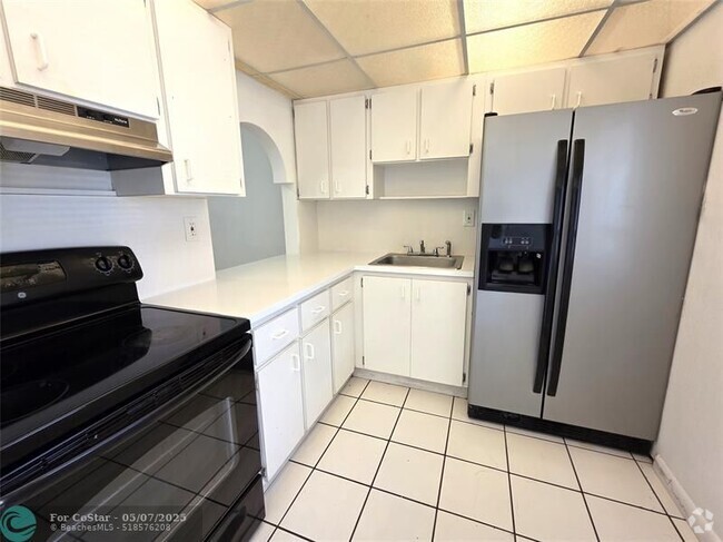 Building Photo - 505 NW 177th St Unit 104 Rental