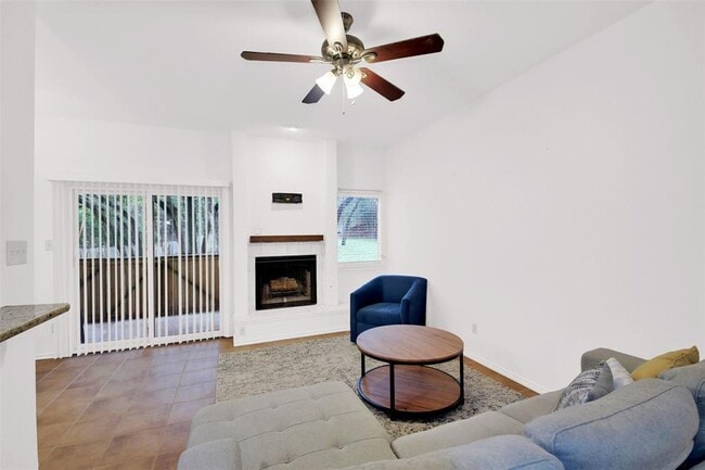 Photo - 9100 Mountain Ridge Dr Unidad 102