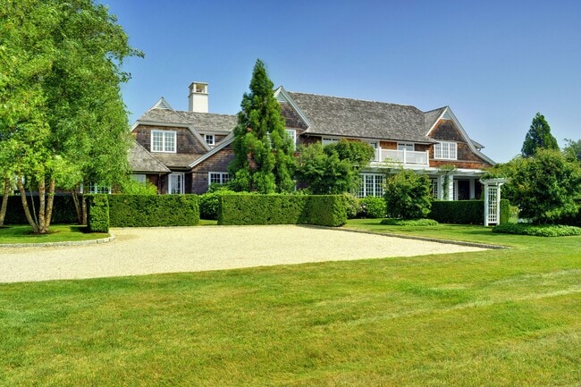 Photo - 587 Sagaponack Road