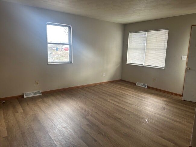 Photo - 450 Hutton Ln