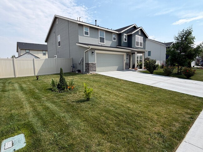 Photo - 690 SW Raelynn St