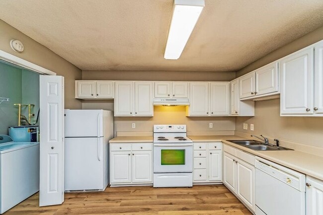 Photo - 2104 W Knox St Unit B