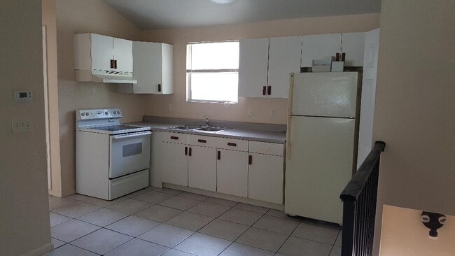 Photo - 1818 5th St Apartamentos