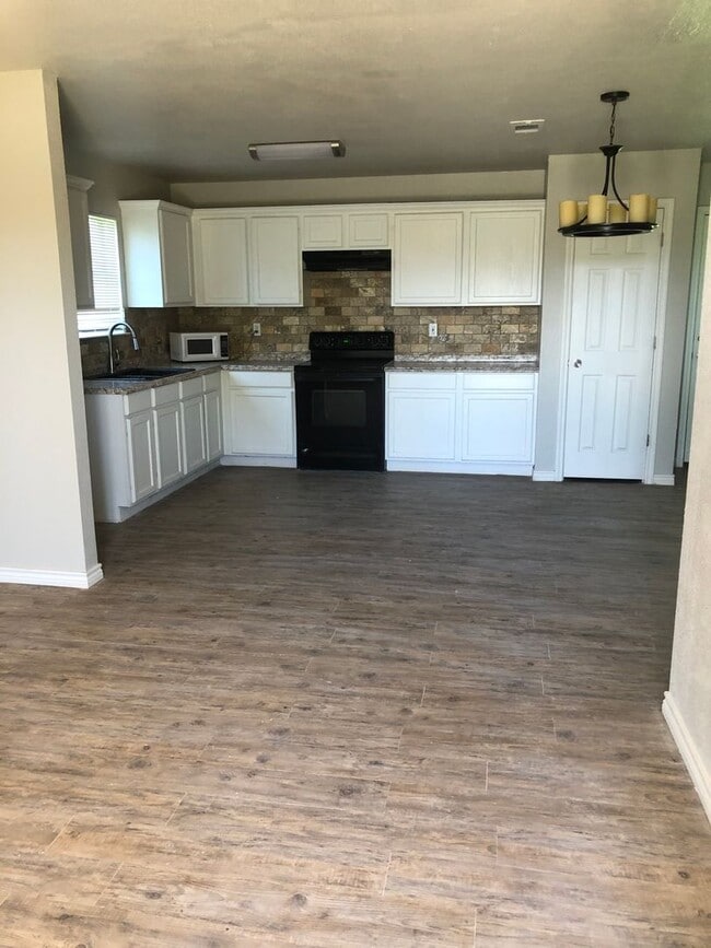 Photo - Adorable 3 Bedroom in Merkel!