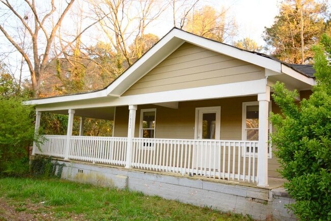 Building Photo - 1637 Columbia Dr