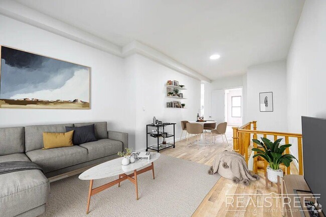 Building Photo - Massive 4BD/4BA Duplex with Office & Priva... Rental