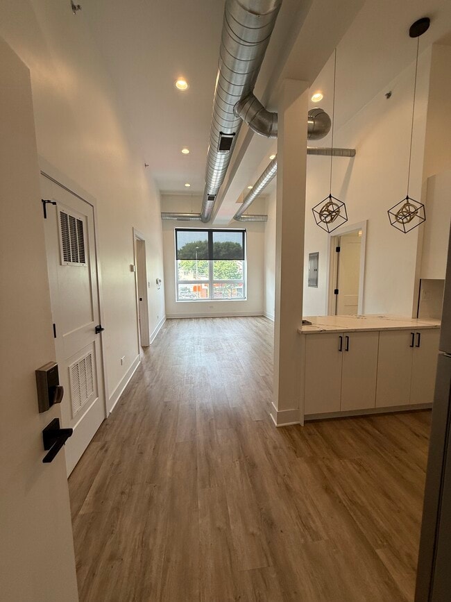Building Photo - 4735 N Artesian Ave Unit 4731 -205 Rental