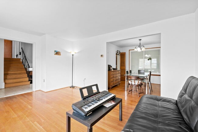 Photo - 3535 Marlbrough Way