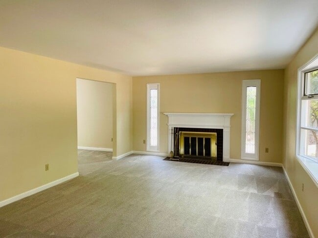Photo - Large 4 Bedroom in Somerset Neighborhood