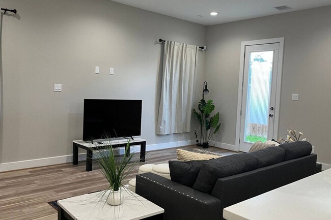 Photo - 3208 Bostic St Unidad ID1254540P