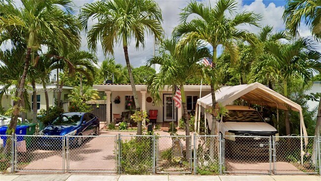 Photo - 264 NW 61st Ave Unidad rear