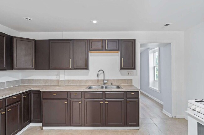 Photo - "Spacious 3-Bedroom Retreat at 57 1/2 Sara... Unit 3S