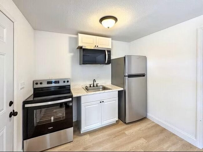 Building Photo - 4605 N Hubert Ave