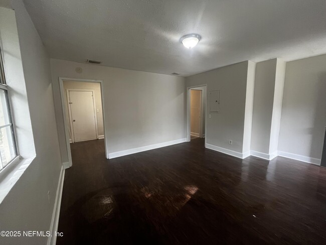 Building Photo - 1847 W 9th St Rental