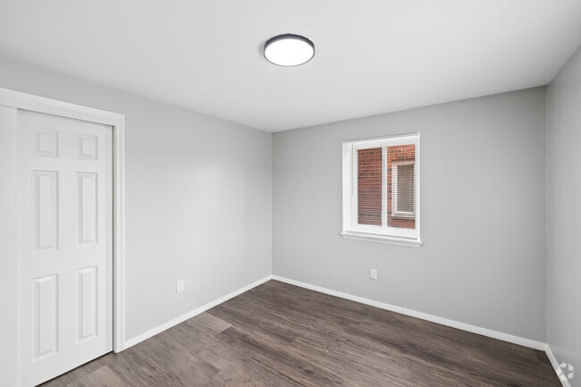 2BR, 1BA - 900SF - Bedroom