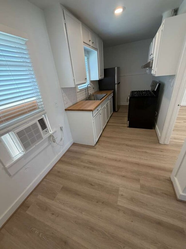 Kitchen - 1109 Walton St Unit B
