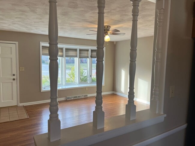 Photo - 3 Bedroom 2 Bathroom in Brentwood!